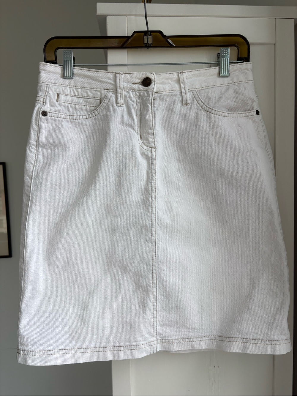 Boden Off-White Denim Mini Skirt w/ Tan Stitching Size 4 Preppy, Classic